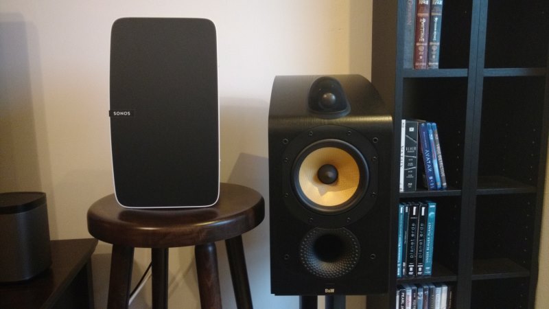 Sonos Play:5 und Bowers & Wilkins 705 Lautsprecher im Vergleich