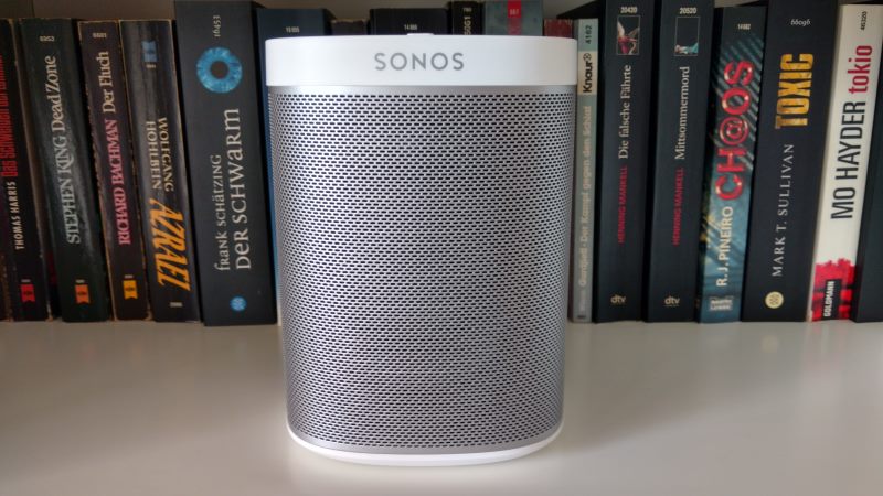 Der Sonos Play 1 Smart Speaker im Bücherregal