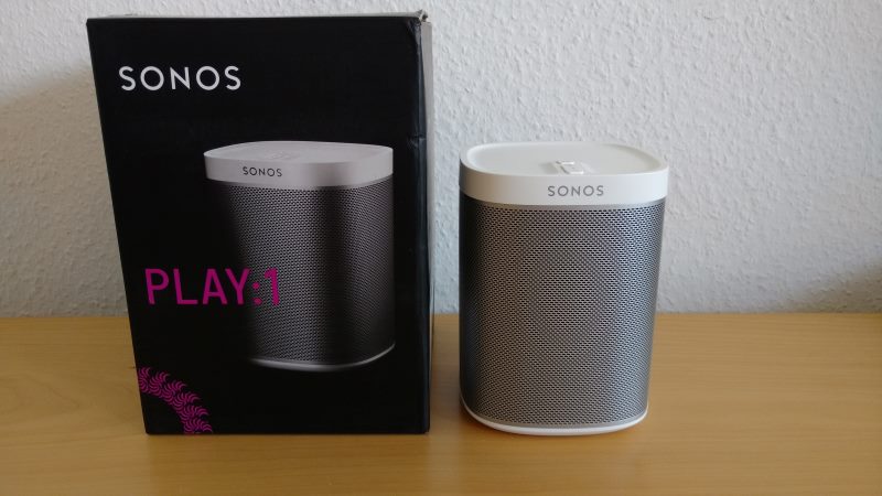 Der Sonos Play:1 Smart Speaker mit Verpackung