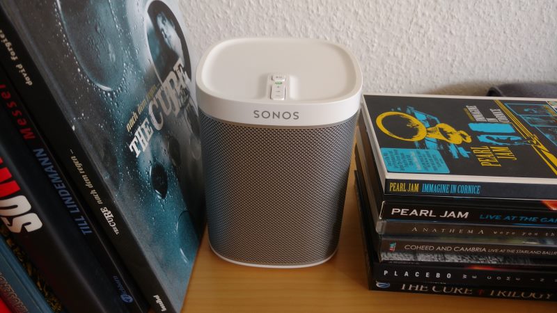 Der Sonos Play:1 Smart Speaker im Wohnzimmer