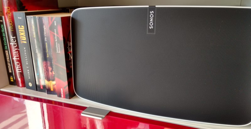 Der Sonos Play:5 Smart Speaker im Bücherregal