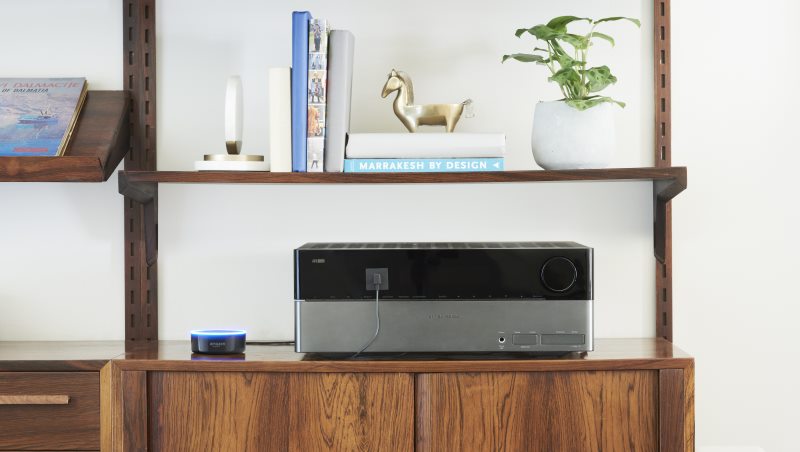 Amazon Echo Dot an einem Receiver angeschlossen