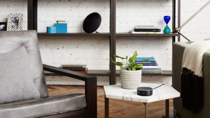 Der Amazon Echo Dot im Wohnzimmer
