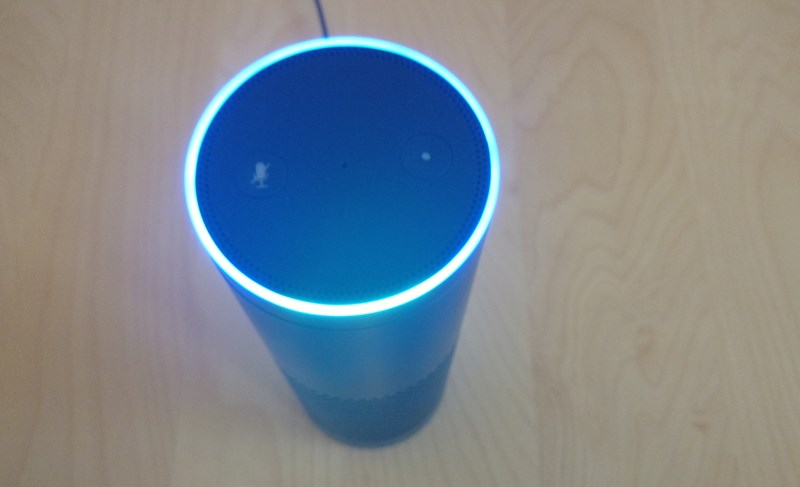 Amazon Echo mit blauem Lichtring