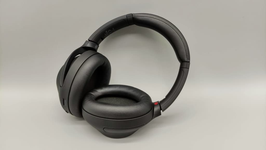 Der Sony WH-1000XM4 wirkt elegant und ist gut verarbeitet.